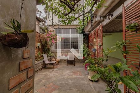 Casa à venda com 250m², 3 quartos e 6 vagas Casa à venda com 250m², 3 quartos e 6 vagasQuintal