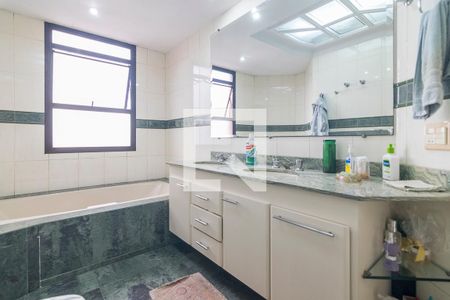 Apartamento à venda com 200m², 4 quartos e 3 vagas Apartamento à venda com 200m², 4 quartos e 3 vagasBanheiro da Suite 1
