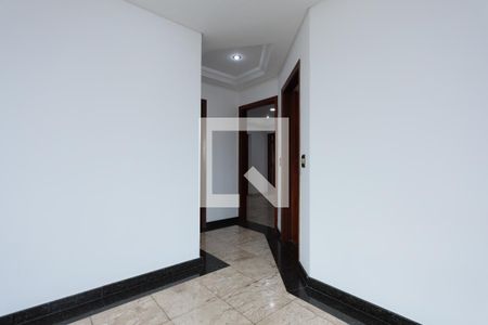 Corredor de apartamento para alugar com 3 quartos, 220m² em Parque Renato Maia, Guarulhos