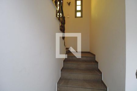 Escada de casa para alugar com 4 quartos, 380m² em Jardim Santa Helena, São Paulo