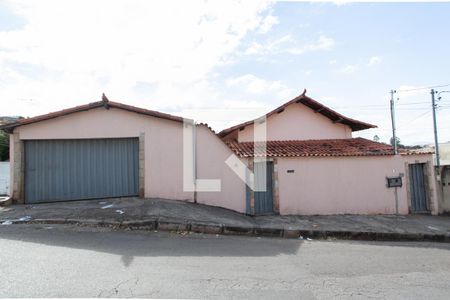 Casa à venda com 185m², 4 quartos e 2 vagas Casa à venda com 185m², 4 quartos e 2 vagasFachada casa 1