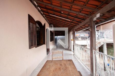 Casa à venda com 185m², 4 quartos e 2 vagas Casa à venda com 185m², 4 quartos e 2 vagasVaranda casa 1