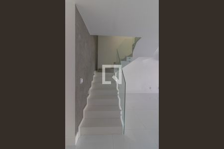 Sala - escada de casa de condomínio à venda com 5 quartos, 300m² em Vargem Grande, Rio de Janeiro