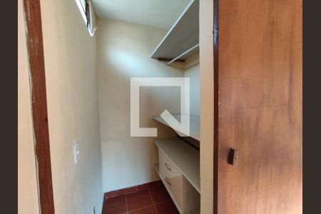 Closet quarto 2  de casa para alugar com 2 quartos, 50m² em Vila Pérola, Contagem