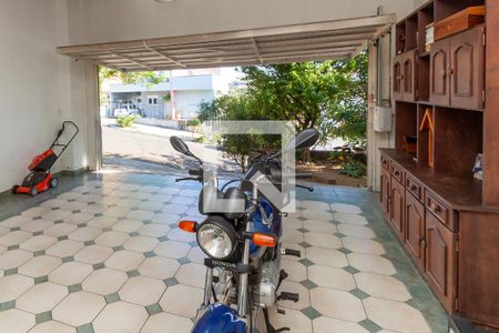 Casa à venda com 235m², 4 quartos e 2 vagas Casa à venda com 235m², 4 quartos e 2 vagasGaragem