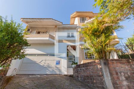 Casa à venda com 235m², 4 quartos e 2 vagas Casa à venda com 235m², 4 quartos e 2 vagasFachada