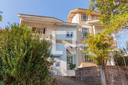 Casa à venda com 235m², 4 quartos e 2 vagas Casa à venda com 235m², 4 quartos e 2 vagasFachada