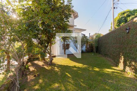 Casa à venda com 235m², 4 quartos e 2 vagas Casa à venda com 235m², 4 quartos e 2 vagasFachadaÁrea externa