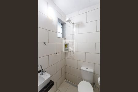 Banheiro Social de kitnet/studio para alugar com 1 quarto, 15m² em Santa Efigênia, Belo Horizonte