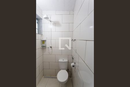 Banheiro Social de kitnet/studio para alugar com 1 quarto, 15m² em Santa Efigênia, Belo Horizonte