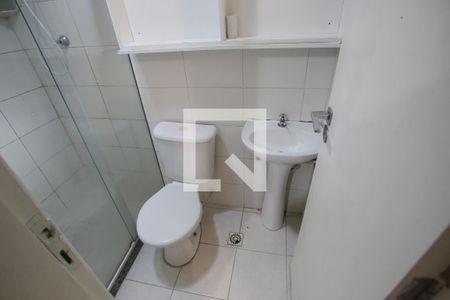 Banheiro de kitnet/studio para alugar com 1 quarto, 30m² em Curicica, Rio de Janeiro