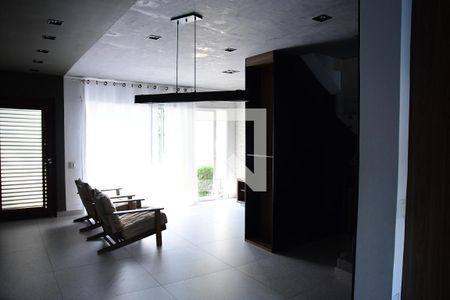 Sala de casa de condomínio para alugar com 4 quartos, 200m² em Jardim Rebelato, Cotia