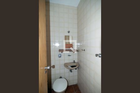 Casa à venda com 200m², 4 quartos e 2 vagas Casa à venda com 200m², 4 quartos e 2 vagasBanheiro Serviço