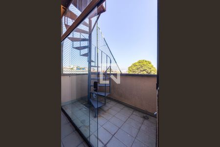 Casa à venda com 160m², 2 quartos e 3 vagas Casa à venda com 160m², 2 quartos e 3 vagasEscada Terraço