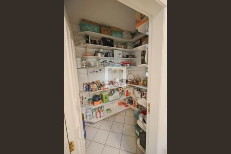 Casa à venda com 596m², 4 quartos e 10 vagas Casa à venda com 596m², 4 quartos e 10 vagasCozinha Dispensa