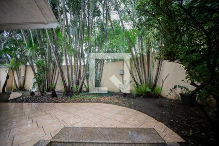Casa à venda com 596m², 4 quartos e 10 vagas Casa à venda com 596m², 4 quartos e 10 vagasQuintal e JardimQuintal e Jardim