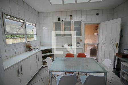 Casa à venda com 596m², 4 quartos e 10 vagas Casa à venda com 596m², 4 quartos e 10 vagasCozinha