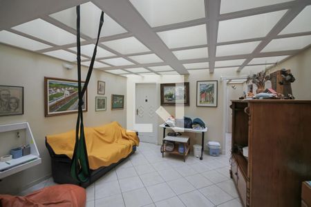 Casa à venda com 596m², 4 quartos e 10 vagas Casa à venda com 596m², 4 quartos e 10 vagasSala Entre Quartos