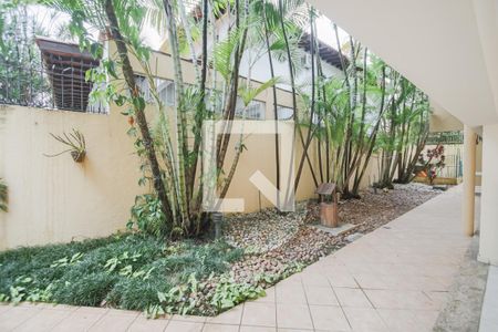 Casa à venda com 596m², 4 quartos e 10 vagas Casa à venda com 596m², 4 quartos e 10 vagasQuintal e Jardim
