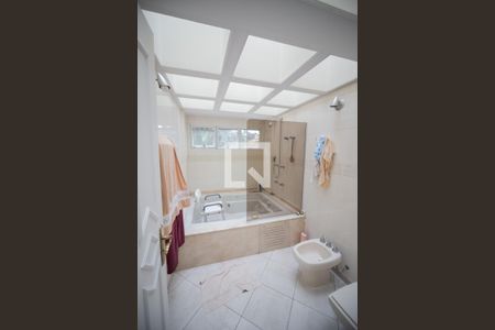 Casa à venda com 596m², 4 quartos e 10 vagas Casa à venda com 596m², 4 quartos e 10 vagasSuite 1