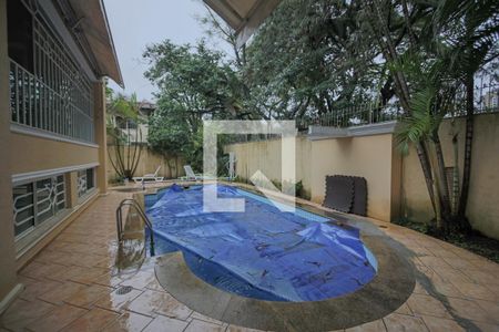 Casa à venda com 596m², 4 quartos e 10 vagas Casa à venda com 596m², 4 quartos e 10 vagasÁrea comum - Piscina