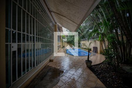 Casa à venda com 596m², 4 quartos e 10 vagas Casa à venda com 596m², 4 quartos e 10 vagasQuintal e Jardim