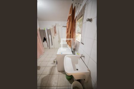 Casa à venda com 596m², 4 quartos e 10 vagas Casa à venda com 596m², 4 quartos e 10 vagasBanheiro Lavanderia Interna