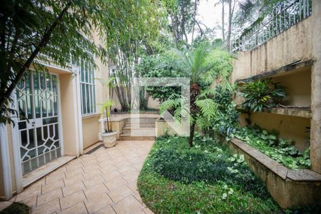 Casa à venda com 596m², 4 quartos e 10 vagas Casa à venda com 596m², 4 quartos e 10 vagasQuintal e Jardim