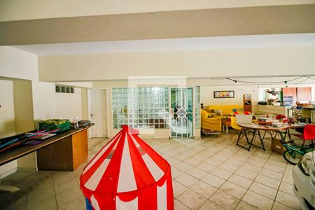 Casa à venda com 596m², 4 quartos e 10 vagas Casa à venda com 596m², 4 quartos e 10 vagasGaragem