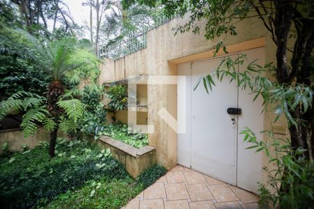 Casa à venda com 596m², 4 quartos e 10 vagas Casa à venda com 596m², 4 quartos e 10 vagasQuintal e Jardim