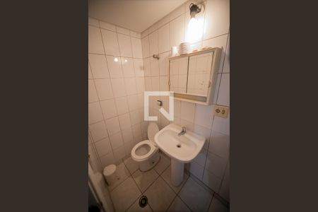Casa à venda com 596m², 4 quartos e 10 vagas Casa à venda com 596m², 4 quartos e 10 vagasBanheiro Lavanderia Interna