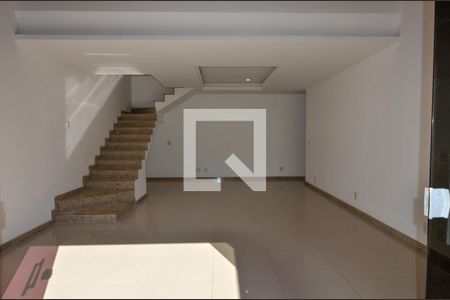 Sala de casa de condomínio à venda com 4 quartos, 250m² em Camorim, Rio de Janeiro