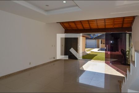 Sala de casa de condomínio à venda com 4 quartos, 250m² em Camorim, Rio de Janeiro