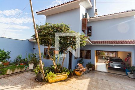 Casa à venda com 229m², 3 quartos e 3 vagas Casa à venda com 229m², 3 quartos e 3 vagasPátio