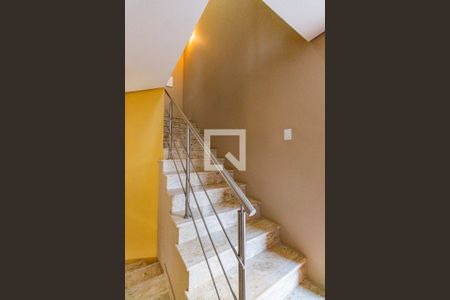 Casa à venda com 229m², 3 quartos e 3 vagas Casa à venda com 229m², 3 quartos e 3 vagasEscada