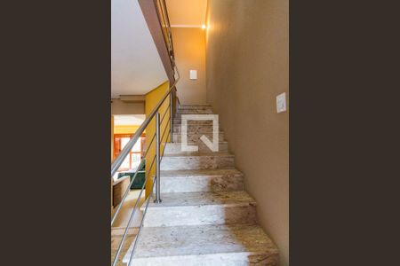 Casa à venda com 229m², 3 quartos e 3 vagas Casa à venda com 229m², 3 quartos e 3 vagasEscada