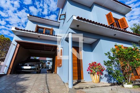 Casa à venda com 229m², 3 quartos e 3 vagas Casa à venda com 229m², 3 quartos e 3 vagasFachada da casa