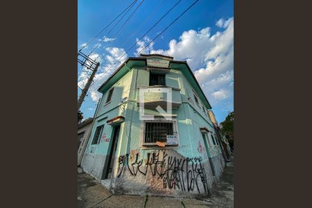 Casa à venda com 160m², 7 quartos e sem vaga Casa à venda com 160m², 7 quartos e sem vagaFachada