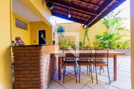 Casa à venda com 450m², 6 quartos e 8 vagas Casa à venda com 450m², 6 quartos e 8 vagasQuintal e Garagem