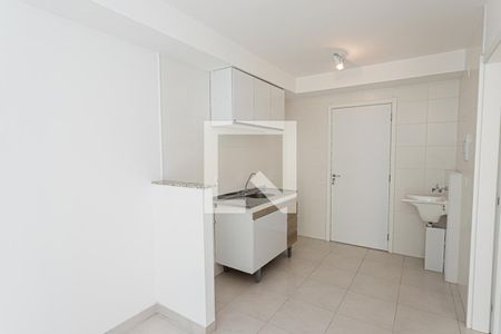 Sala, cozinha e área de serviço de apartamento para alugar com 1 quarto, 28m² em Vila Palmeiras, São Paulo