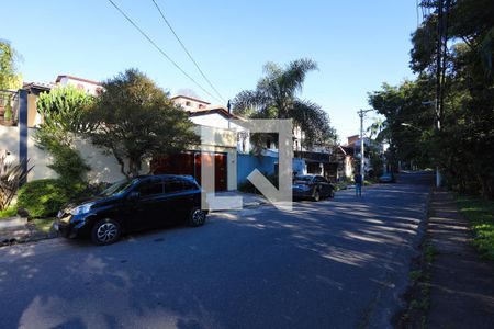 Casa de condomínio para alugar com 150m², 3 quartos e 4 vagas Casa de condomínio para alugar com 150m², 3 quartos e 4 vagasFachada da casa e rua