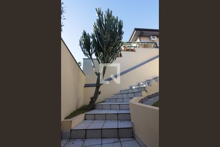 Casa de condomínio para alugar com 150m², 3 quartos e 4 vagas Casa de condomínio para alugar com 150m², 3 quartos e 4 vagasEscada de entrada