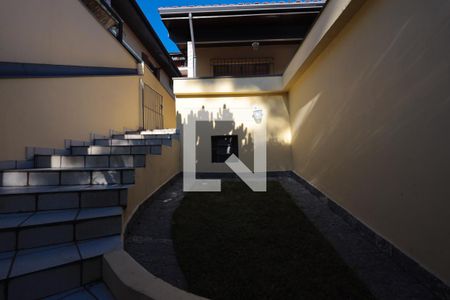Casa de condomínio para alugar com 150m², 3 quartos e 4 vagas Casa de condomínio para alugar com 150m², 3 quartos e 4 vagasEscada de entrada / jardim