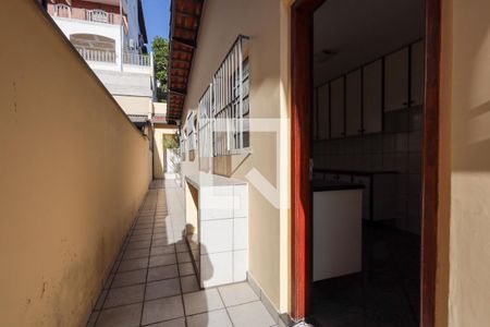 Casa de condomínio para alugar com 150m², 3 quartos e 4 vagas Casa de condomínio para alugar com 150m², 3 quartos e 4 vagasCozinha - porta - corredor externo