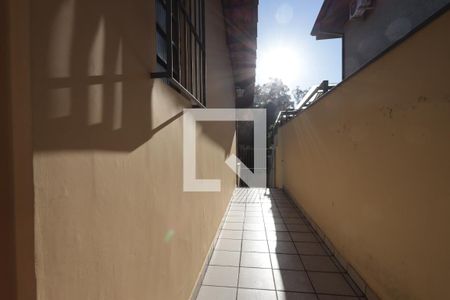 Casa de condomínio para alugar com 150m², 3 quartos e 4 vagas Casa de condomínio para alugar com 150m², 3 quartos e 4 vagasCozinha - porta - corredor externo