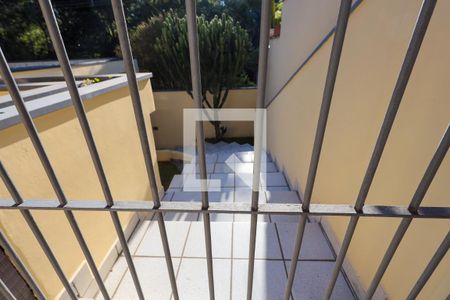 Casa de condomínio para alugar com 150m², 3 quartos e 4 vagas Casa de condomínio para alugar com 150m², 3 quartos e 4 vagasEscada de entrada da casa