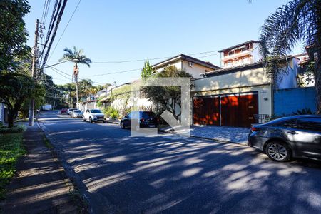 Casa de condomínio para alugar com 150m², 3 quartos e 4 vagas Casa de condomínio para alugar com 150m², 3 quartos e 4 vagasFachada da casa e rua