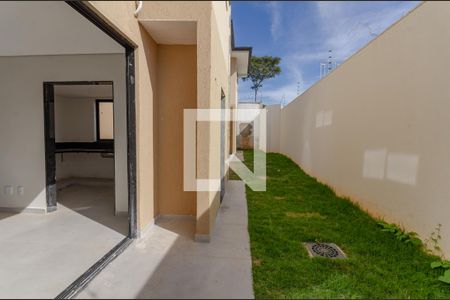 Casa de condomínio à venda com 120m², 4 quartos e 2 vagas Casa de condomínio à venda com 120m², 4 quartos e 2 vagasQuintal