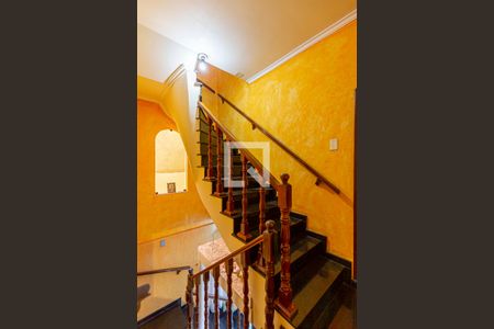 Casa à venda com 240m², 4 quartos e 2 vagas Casa à venda com 240m², 4 quartos e 2 vagasEscada Sótão