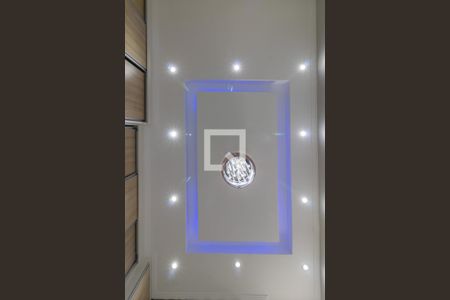 Sala - teto iluminação LED de apartamento para alugar com 2 quartos, 72m² em Barra da Tijuca, Rio de Janeiro